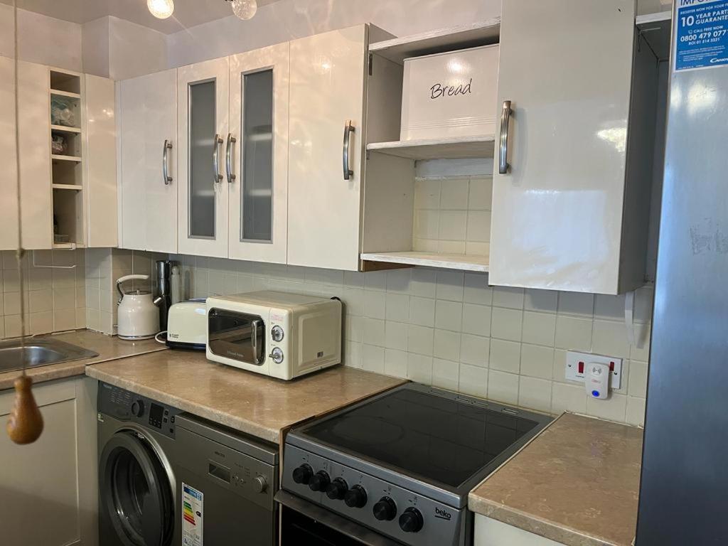 London 1 Bed Cosy House Apartment Norwood Bagian luar foto