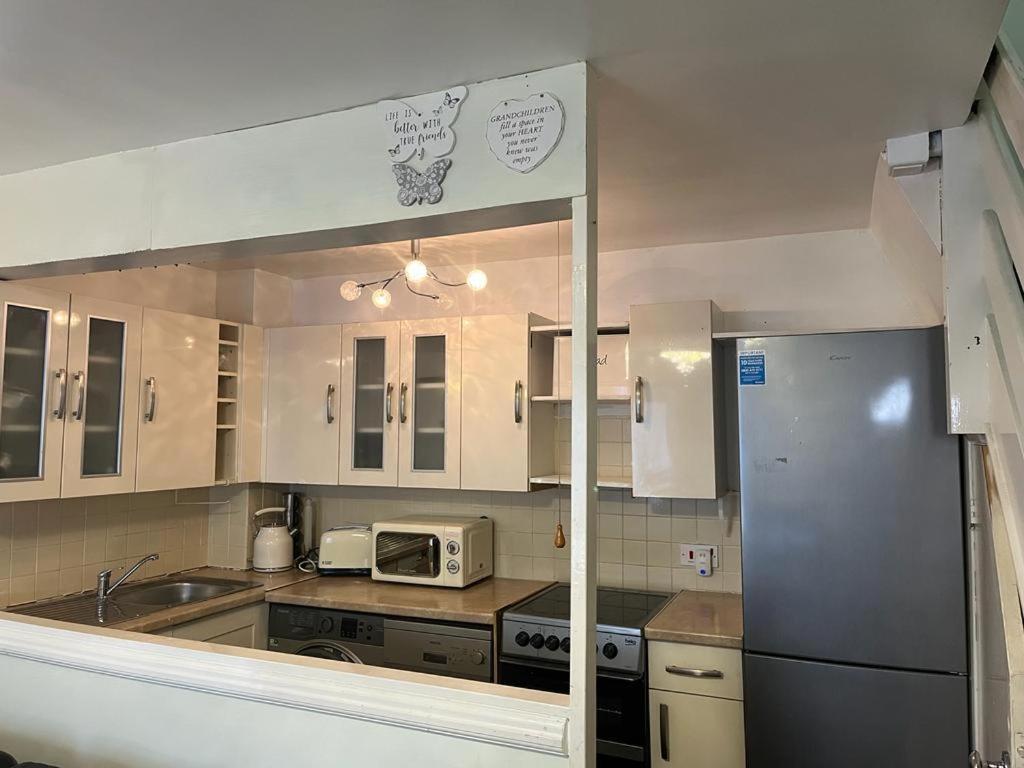 London 1 Bed Cosy House Apartment Norwood Bagian luar foto