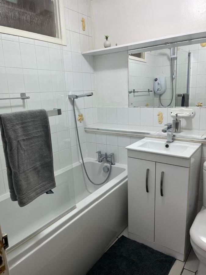 London 1 Bed Cosy House Apartment Norwood Bagian luar foto